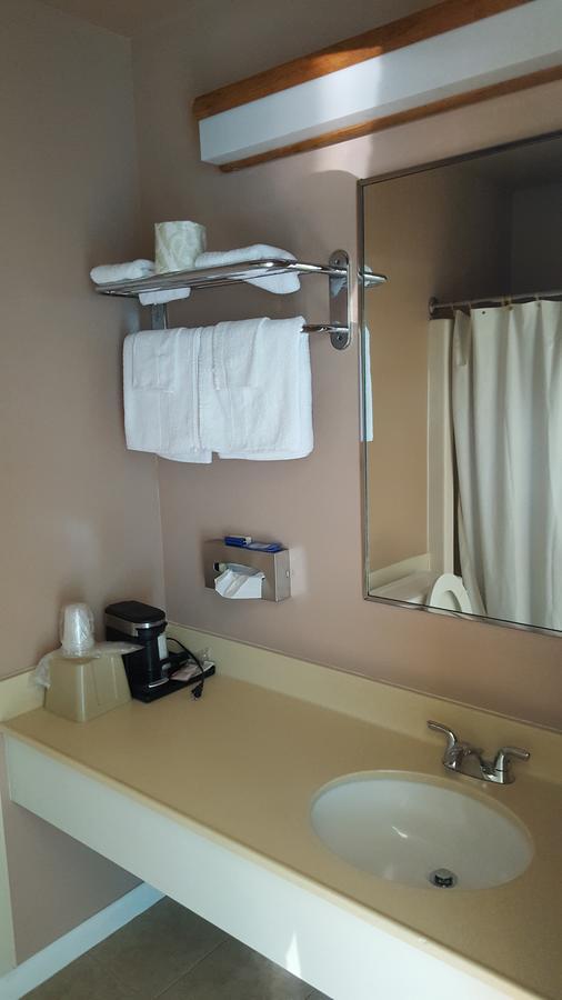 Rodeway Inn At Somers Cove Marina Crisfield Bagian luar foto